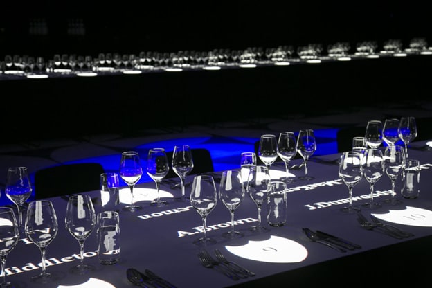 Projection mapping names on table - Encore